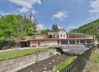 Heilendes Mineralwasser der Thermalquellen im Kurbad Sklené Teplice