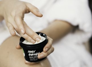 „Handy Gurugu“ ist kein Smartphone für Heilsbringer des Hinduismus, sondern eine Handcreme von Lush