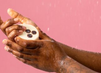 Kokosöl und Kokosmehl für festes Duschgeld namens Coco Loco